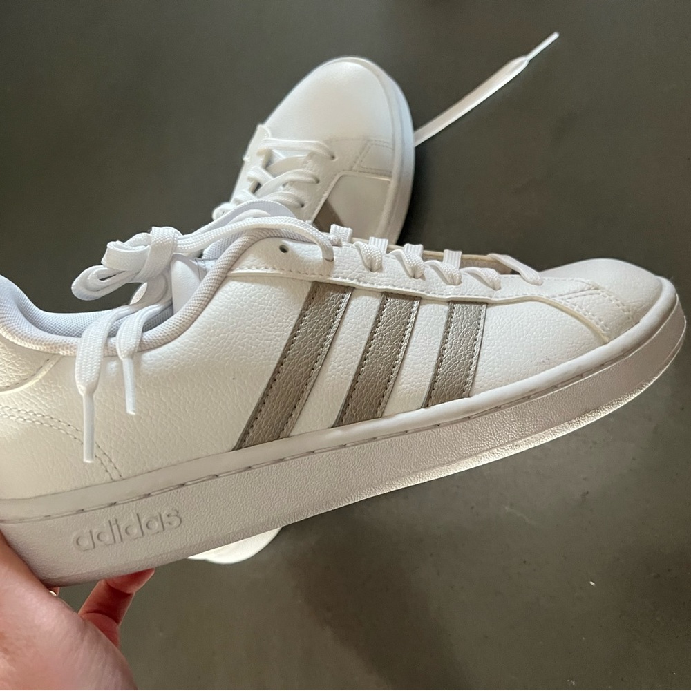 Adidas women’s 9.5 new